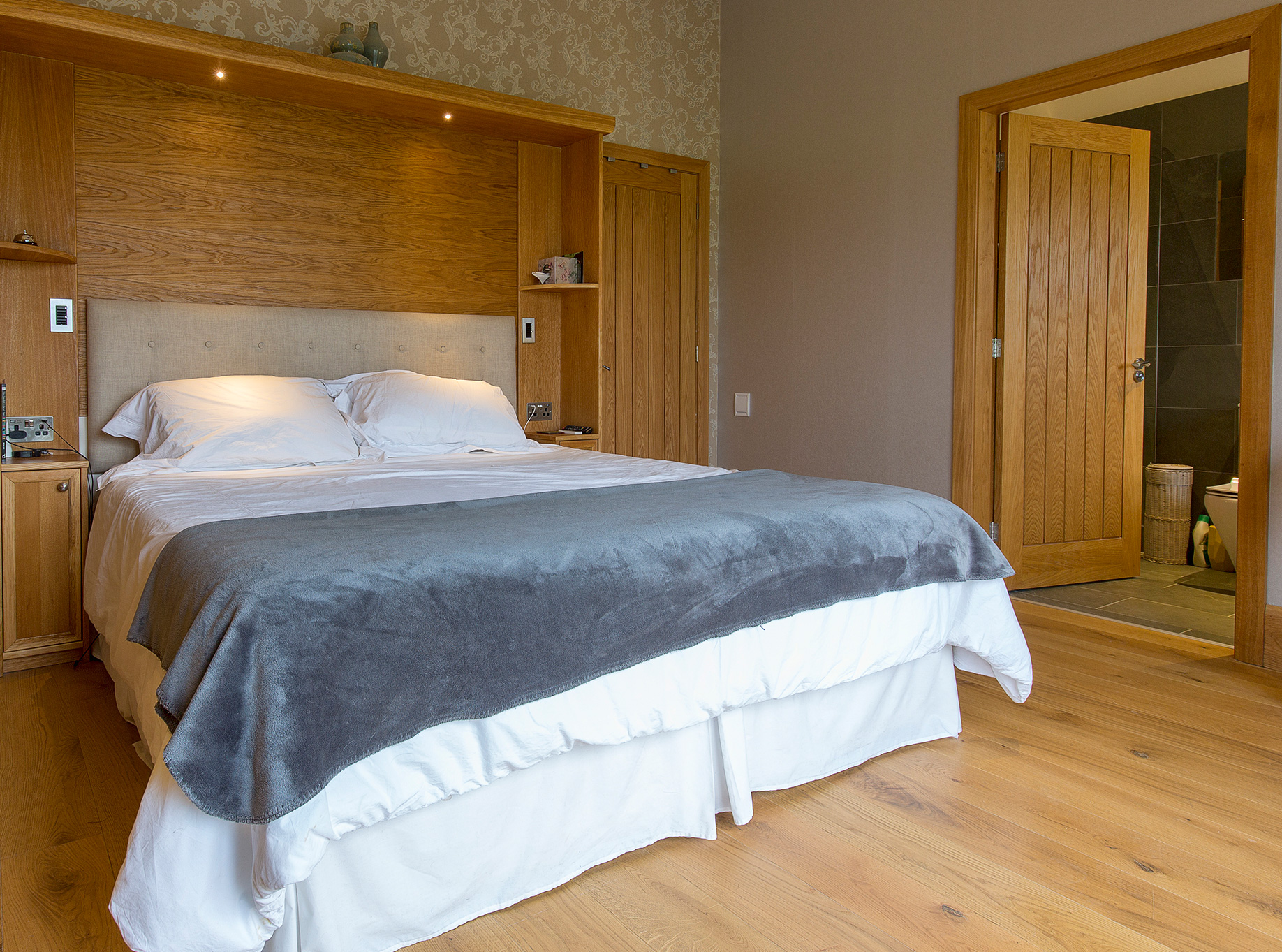 Higher Blaithwaite Barn - Master bed / surround bed